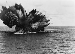 1941 explosion of HMS Barham battleship - GIF and photo-440px-hms_barham_explodes.jpg