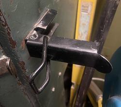 Blast cabinet door latch-81b7b876-fdfb-40b6-8058-ed93f4c9cb50.jpeg