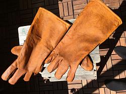 Cheap leather conditioner and personal rant (-You've been warned!)-sunbaking-gloves.jpg