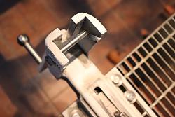 Cutting bench / vise / clamp-2.jpg