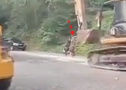 Excavator smashes vehicle driving around it - GIF-flagger.png