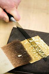 Gold leaf gilding - need advice-tagliare-foglia-oro.jpg