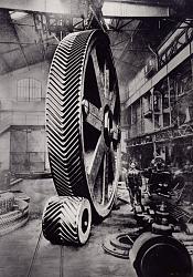 High-quality black-and-white photographs of large old machines and tools-800px-engrenages_-_85.488_-.jpg