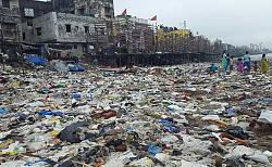 Indian train emptying garbage bins - GIF-banega-swachh-india-versova-beach-clean-up.jpg