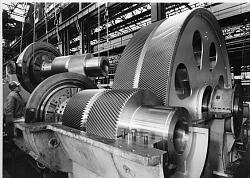 Inspecting massive pinion gears - photo-4a5d9319aa79a91399d0e8a670dc5427.jpg