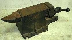 Little vise with attached little two-horn anvil - photo-viseanvil2.jpg