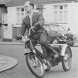 Motorcycle with double front wheels - photos-viconwallis.jpg
