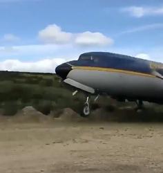 Plane loses landing gear while landing - GIF-screen-shot-2020-04-14-8.17.02-pm.jpg
