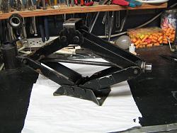 Post type leg vise for safer wood cutting.-woodvise2.jpg
