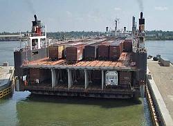 Train being loaded onto ship - photo-a40c9cc7dec59f1b6bb594ff31730654.jpg