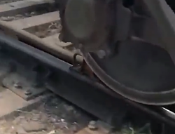 Train track change up close - GIF-slider-4.png