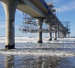 Workers assembling scaffolding without harnesses - GIF-new-brighton-pier_1046x948-1024x927.jpg