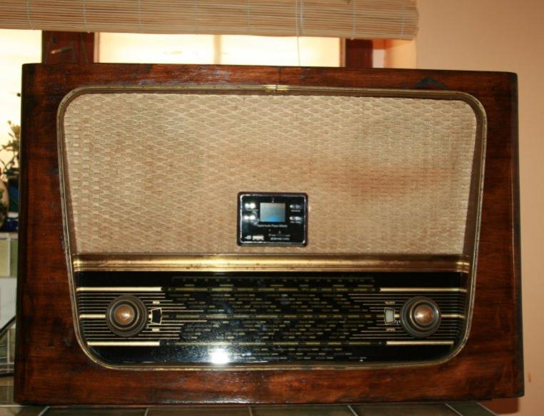 1950 ties tube radio, upgraded with USB mp3 player, 2 x 18W RMS stereo amp + 38W RMS driving a 8" subwoofer