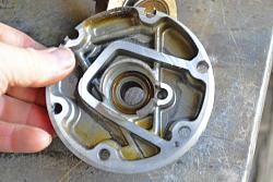 members/gord/albums/clutch/5835-dsc5729-copy-steel-collar-set-into-hole-where-main-shaft-goes-has-o-ring-around-neither-required-punched-out-clutch-side-plate.jpg