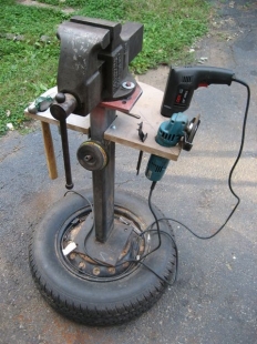 Mobile Vise and Tool Stand