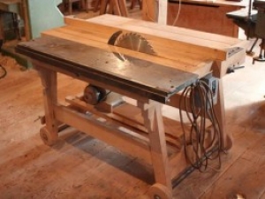 Table Saw Assembled From Discarded Parts